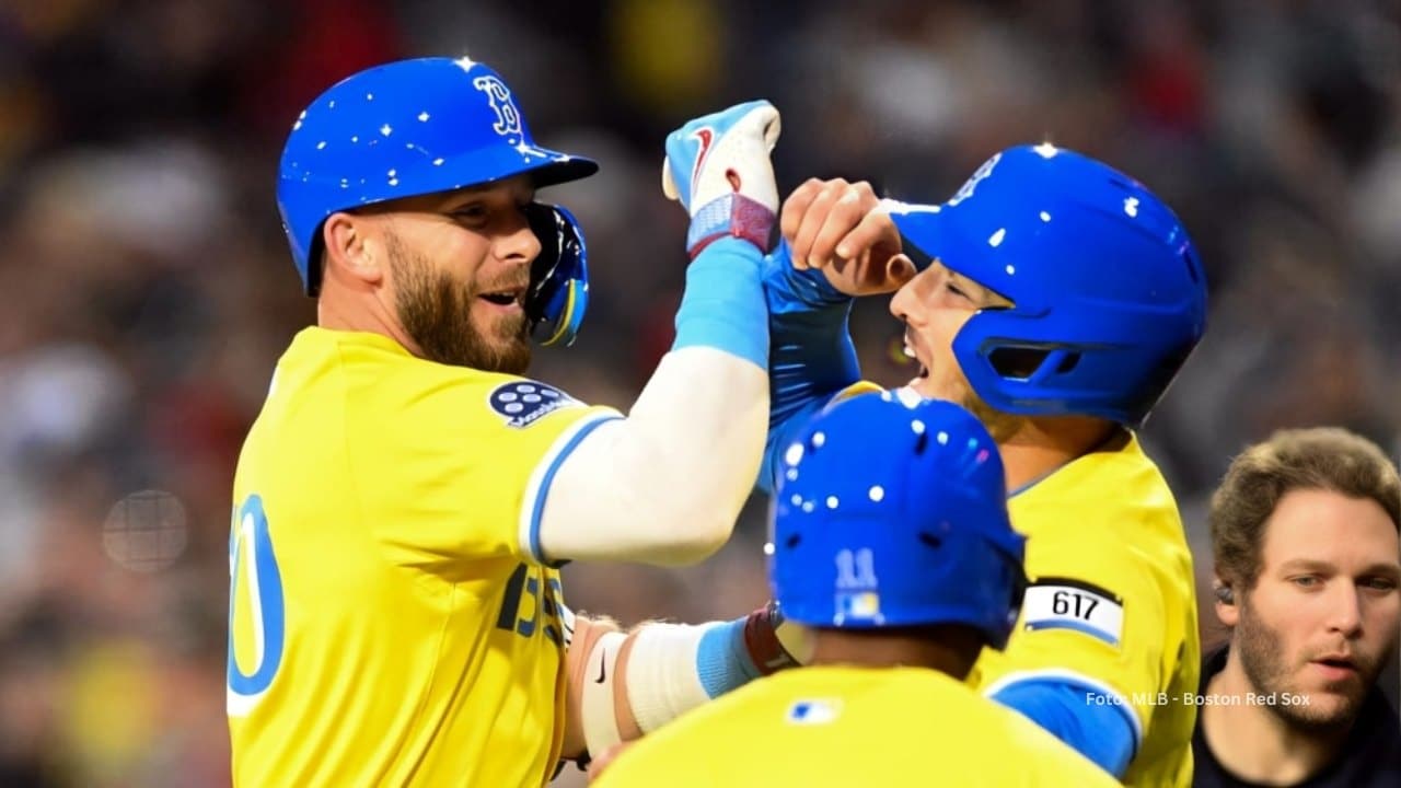 Trevor Story celebrando con Alex Bregman