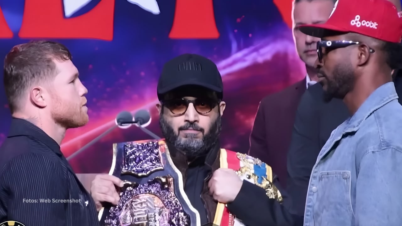 Saul Canelo Alvarez mirando al boxeador cubano William Scull