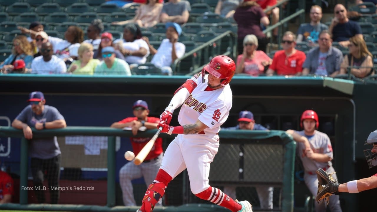 Cesar Prieto bateando con el equipo de Memphis Redbirds