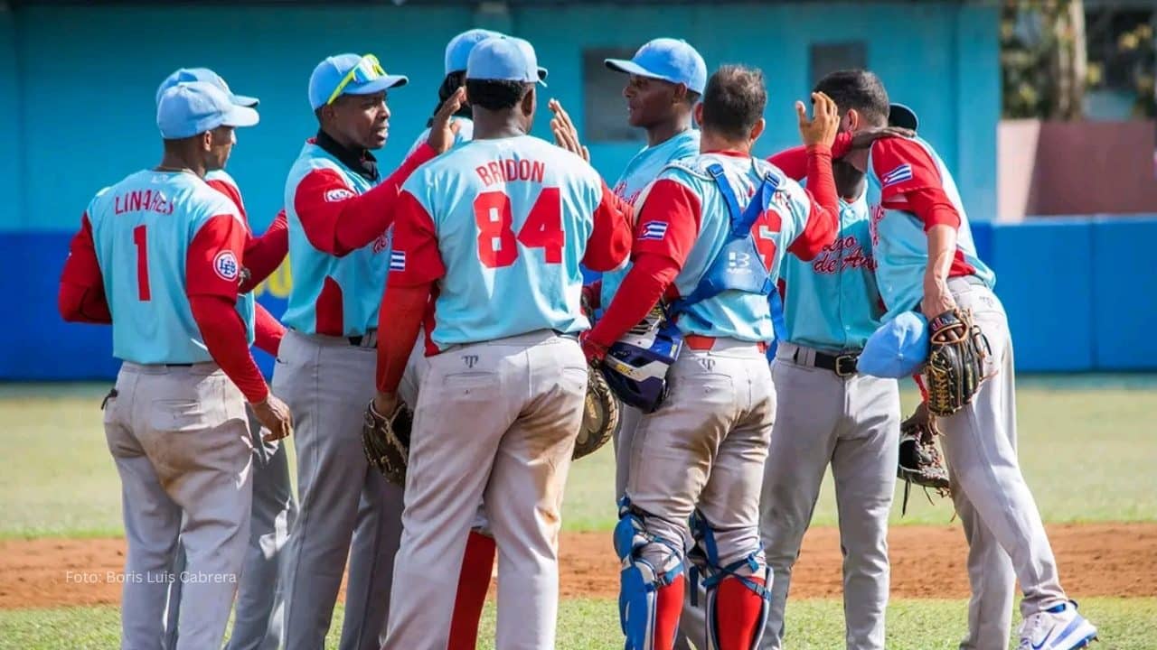 Jugadores de Ciego de Avila en la lomita. beisbol cubano