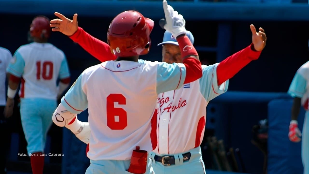 Jugadores de Ciego de Ávila celebrando un cuadrangular. Beisbol Cubano