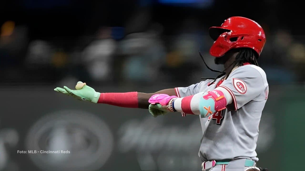 Elly De La Cruz celebra batazo con Cincinnati Reds