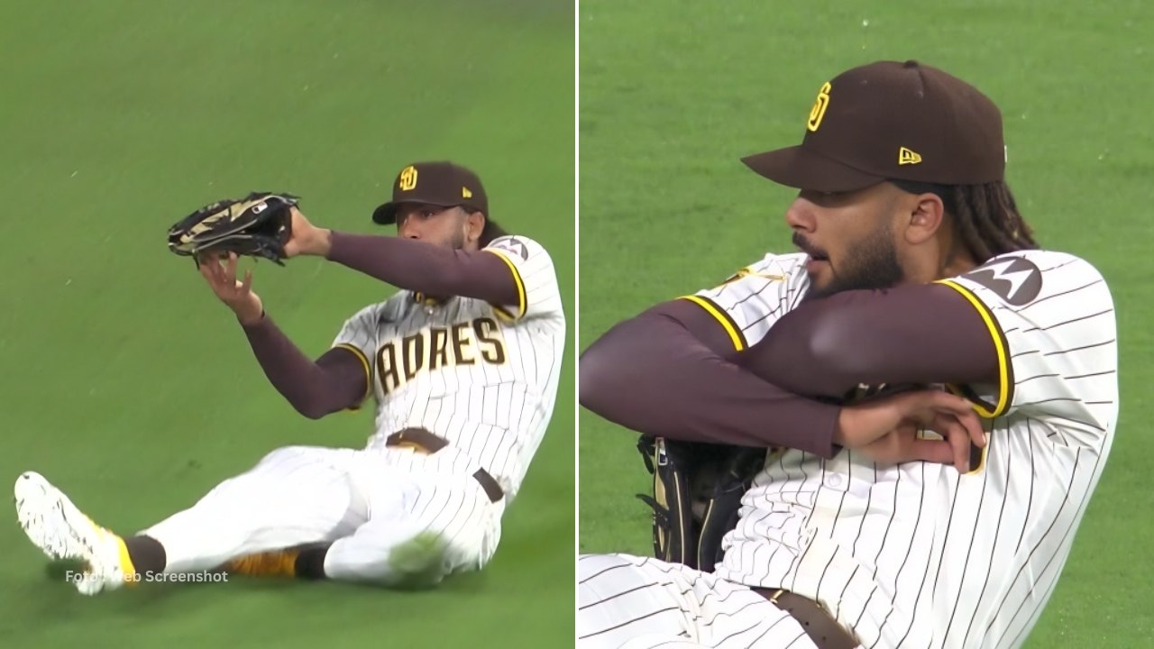 Fernando Tatis Jr. fildeando una pelota en el jardín derecho con San Diego Padres