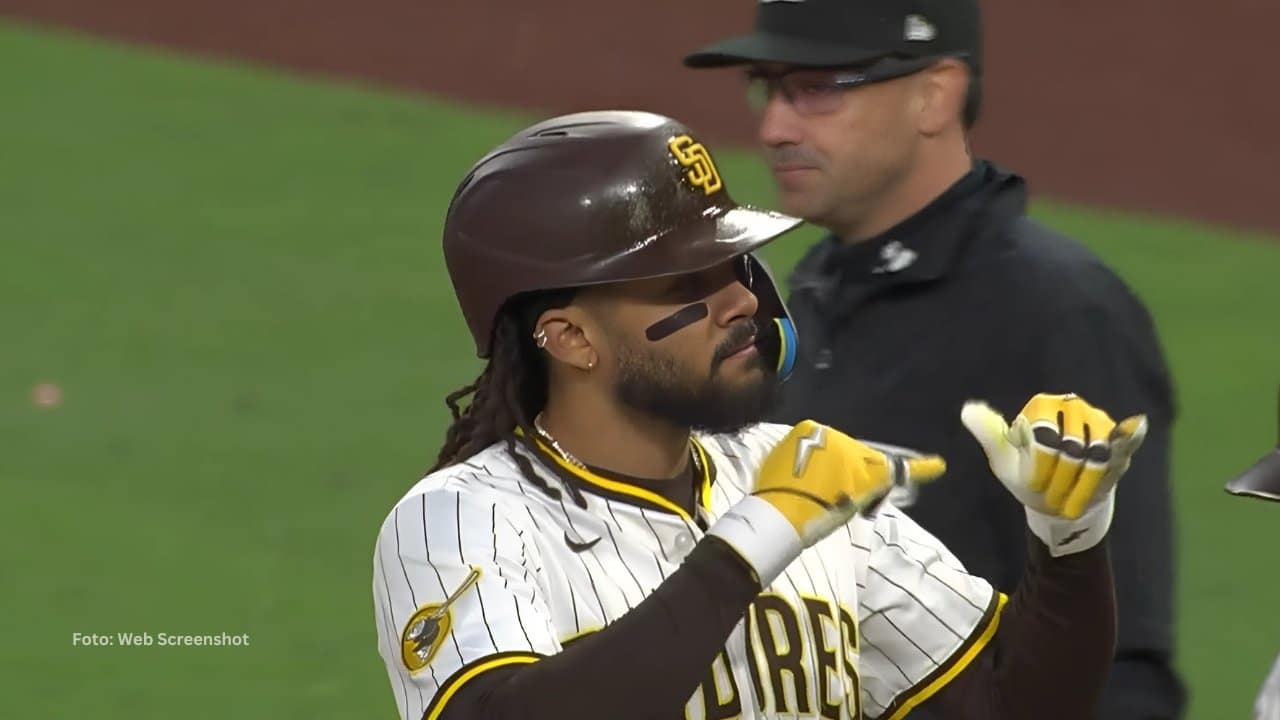 Fernando Tatis Jr. en la inicial tras conectar hit con San Diego Padres
