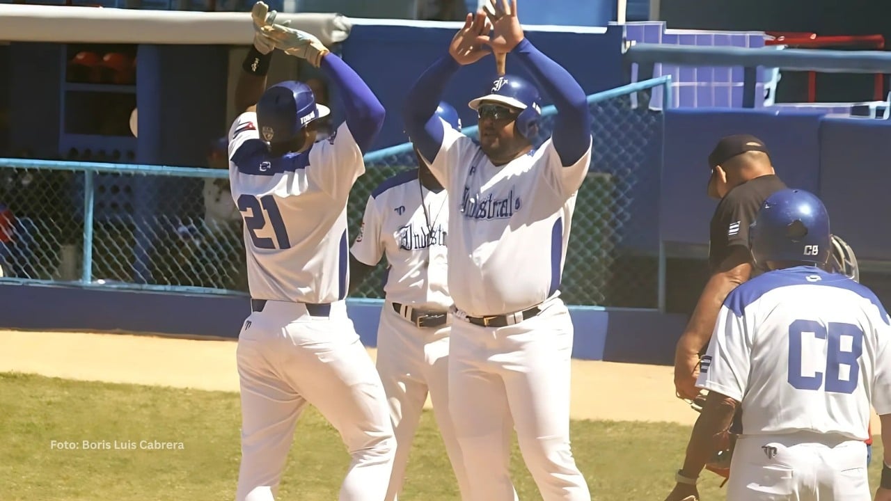 Jugadores de Industriales celebrando un cuadrangular