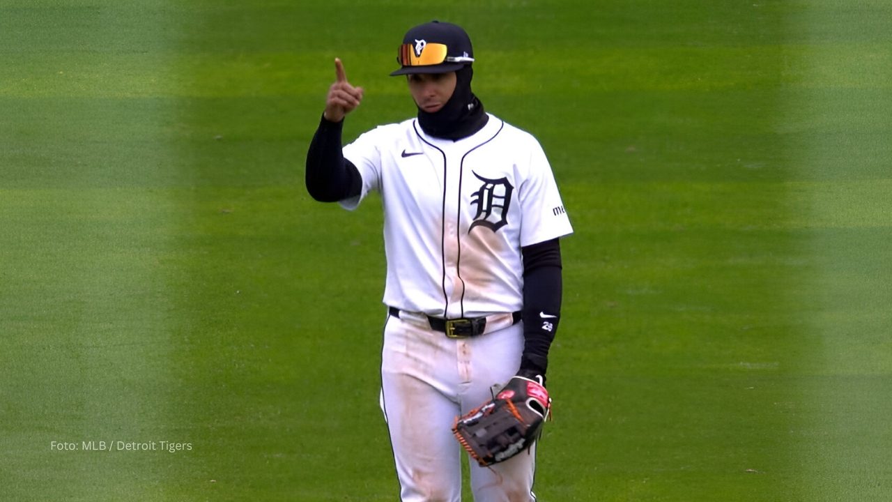 Javier Báez en un juego en los jardines con Detroit Tigers