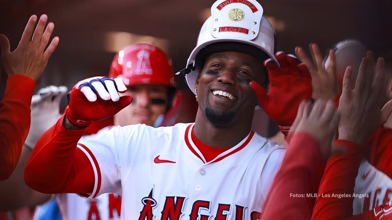 Jorge Soler celebrando un cuadrangular en el dugout de Los Angeles Angels