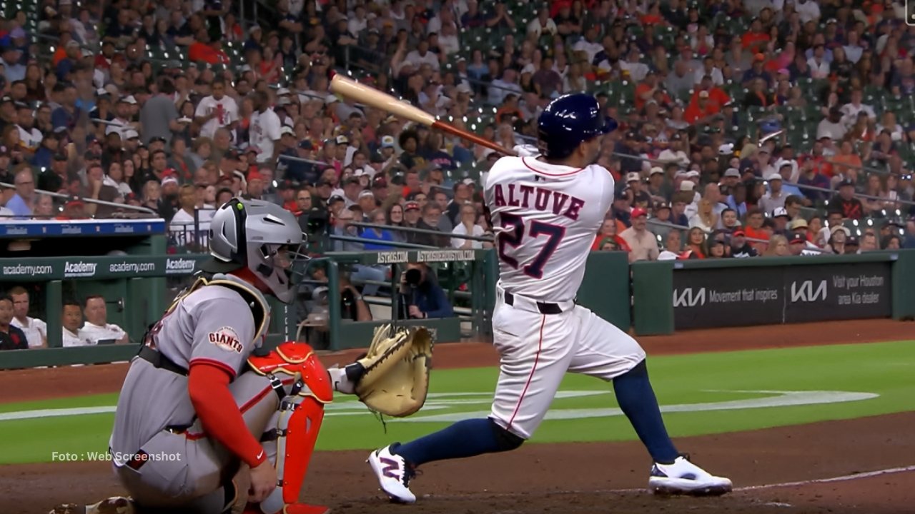 Jose Altuve bateando con Houston Astros