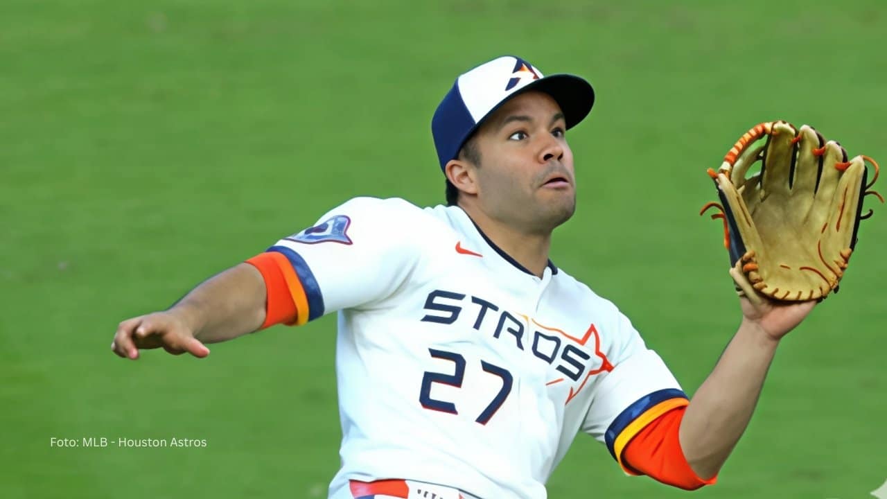 Jose Altuve a punto de capturar un batazo bien conectado a los jardines