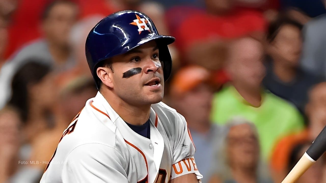 Jose Altuve bateando con Houston Astros