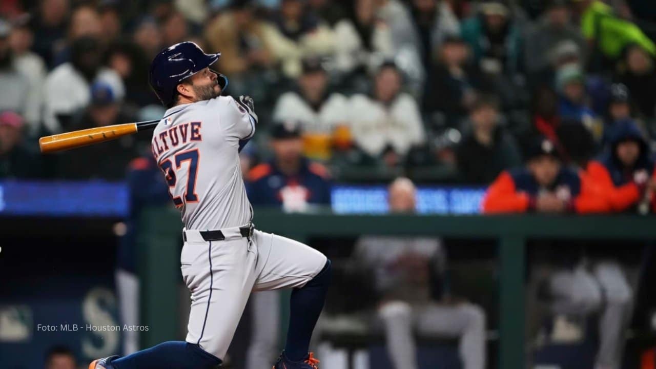Jose Altuve bateando con Houston Astros