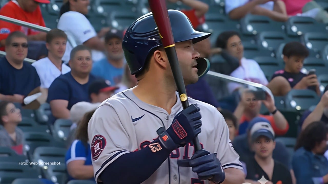 Jose Altuve tomando un turno con Houston Astros