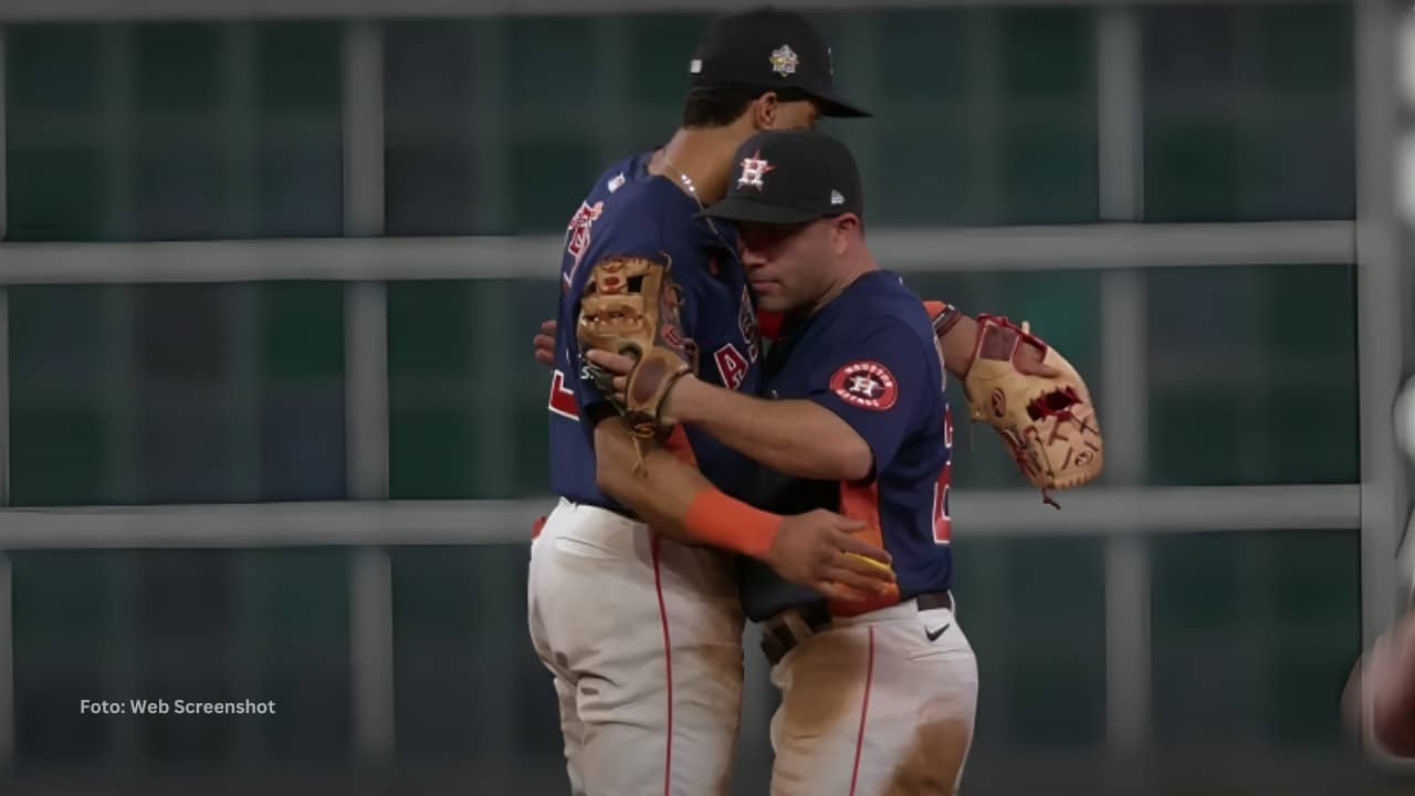Jeremy Peña y Jose Altuve abrazándose tras triunfo de Houston Astros