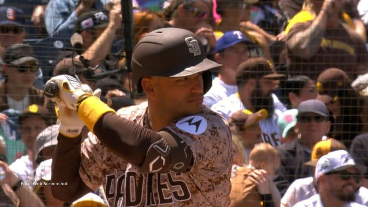 Jose Iglesias bateando con San Diego Padres