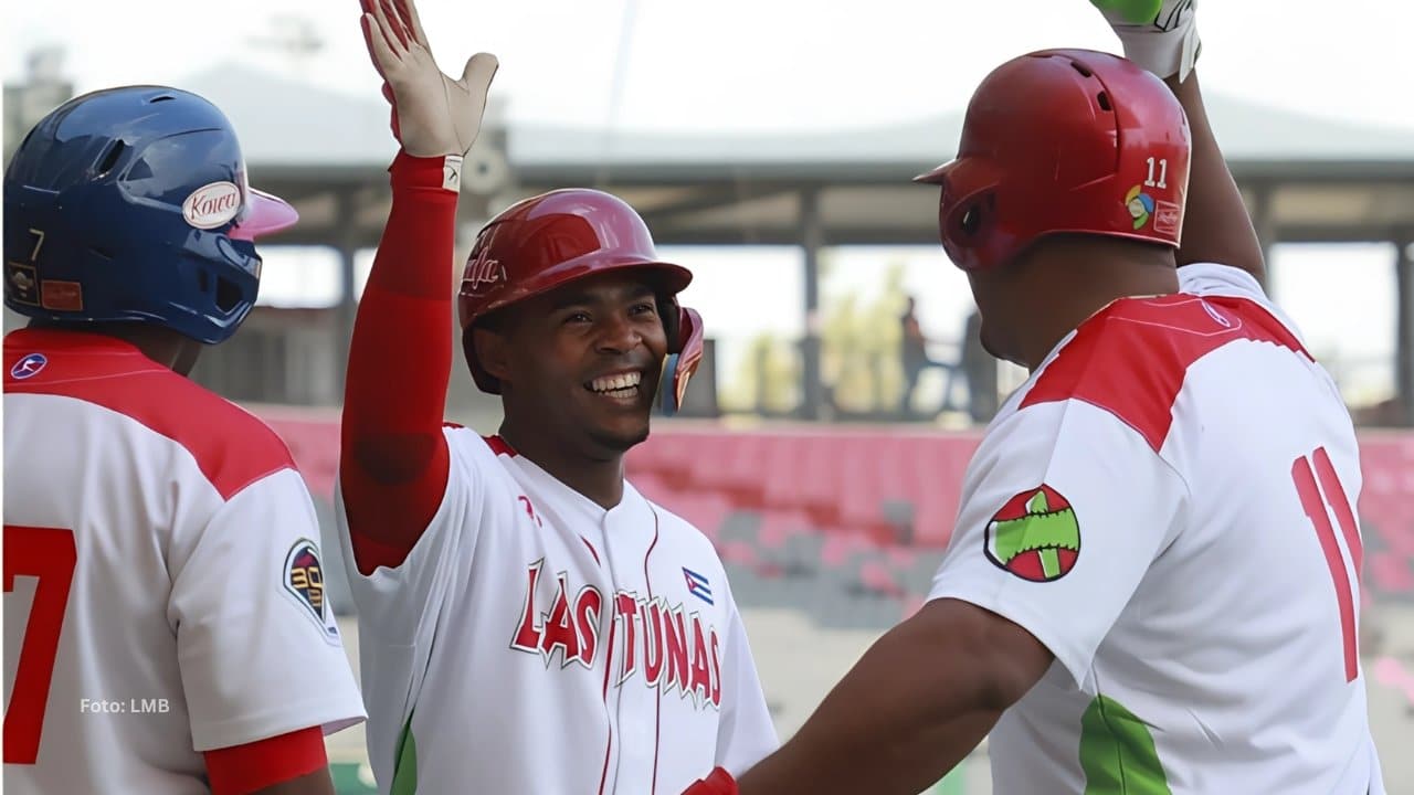 Jugadores de Las Tunas celebrando cuadrangulares