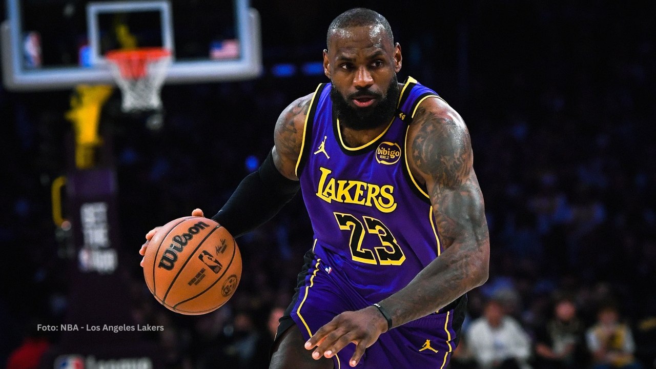 LeBron James manejando el balón con Los Angeles Lakers