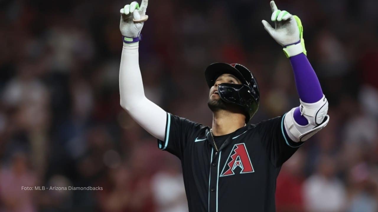 Lourdes Gurriel jr. señalando al cielo tras jonrón con Arizona Diamondbacks