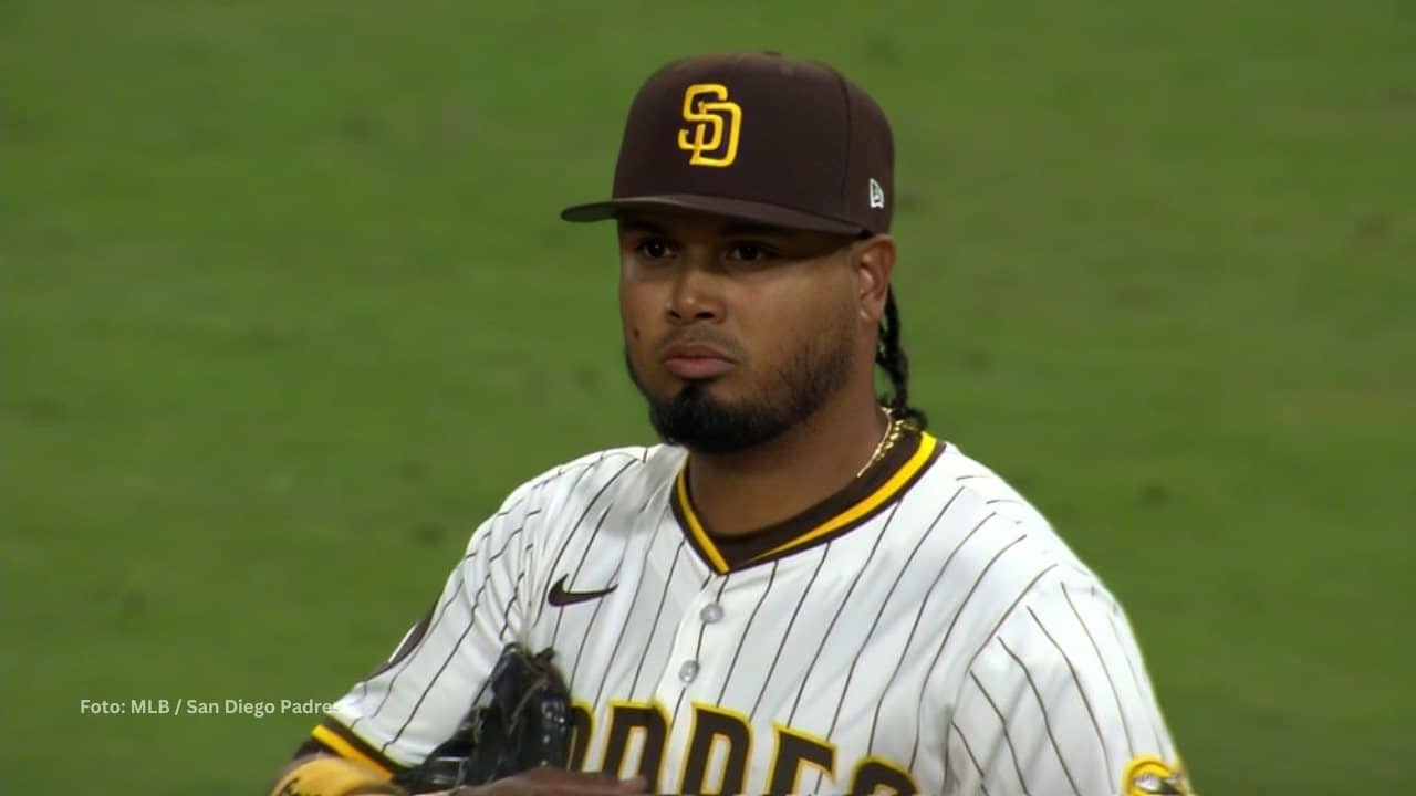 Luis Arráez en un juego con San Diego Padres