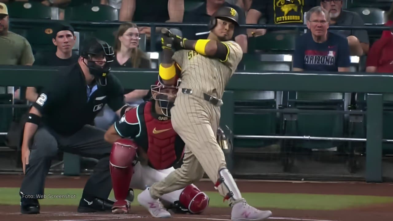 Luis Arráez bateando con San Diego Padres