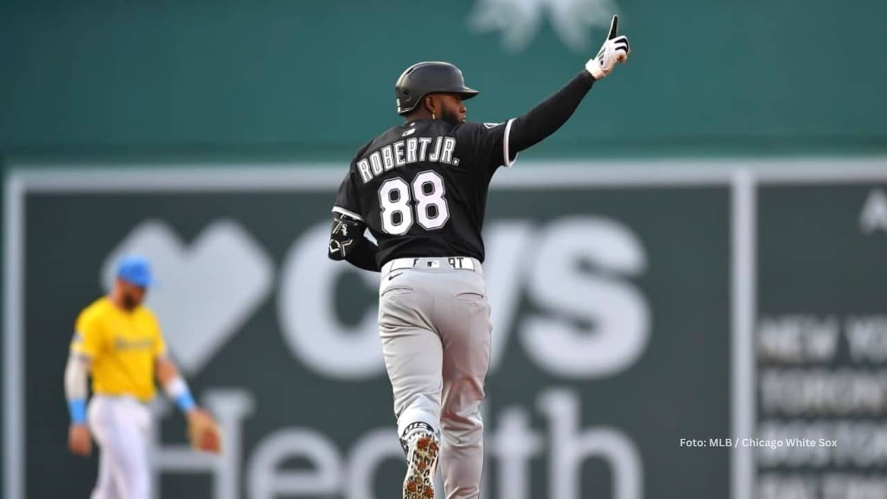 Luis Robert Jr. recorriendo las bases tras vuelacercas con Chicago White Sox