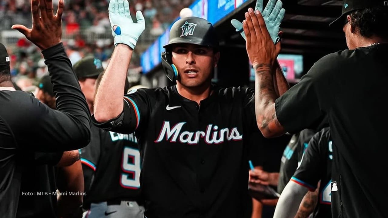 Matt Mervis celebrando un cuadrangular en el dugout de Miami Marlins