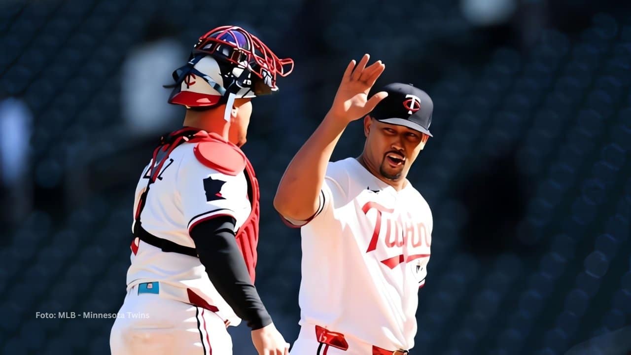 Jhon Duran y Christian Vazquez celebrando la victoria de Minnesota Twins