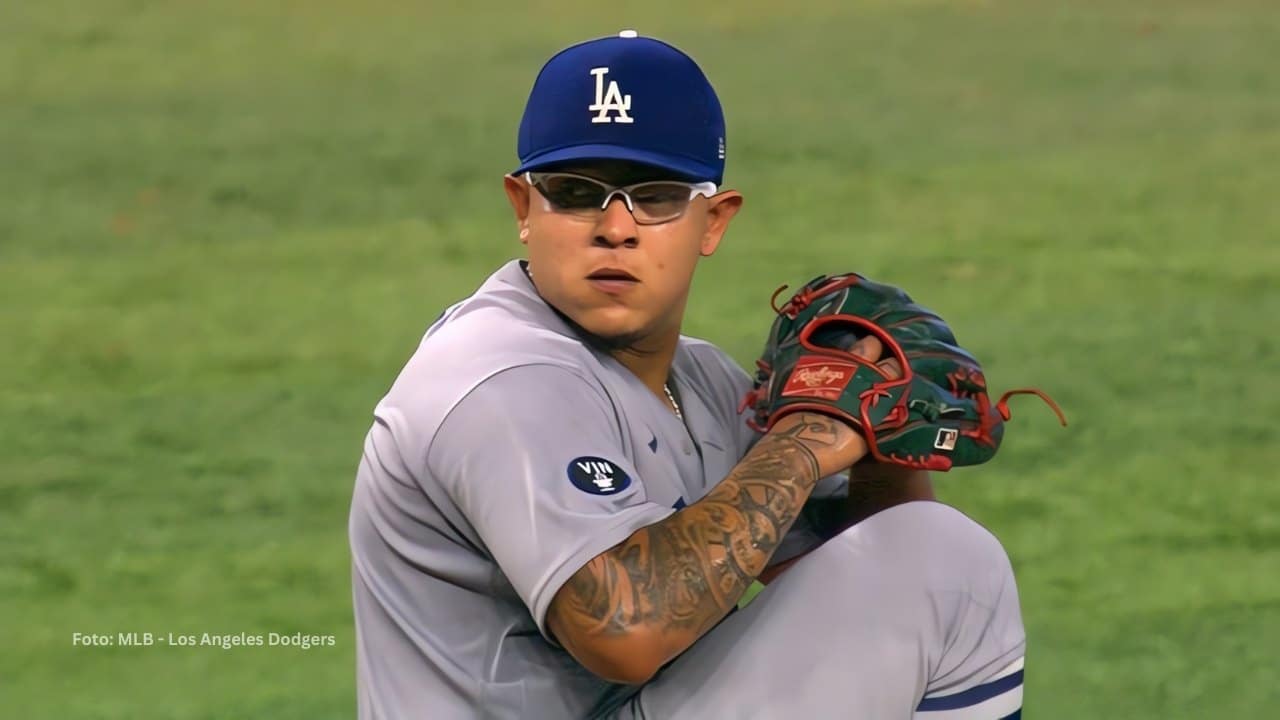 Julio Urías lanzando con Los Angeles Dodgers
