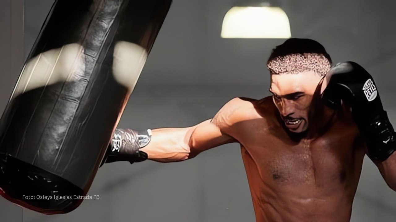 Osleys Iglesias practicando con un saco de boxeo