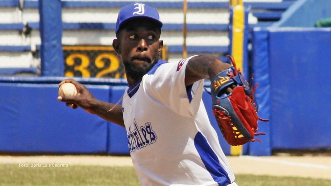Pavel Hernández lanzando con Industriales en Liga Elite. Beisbol Cubano