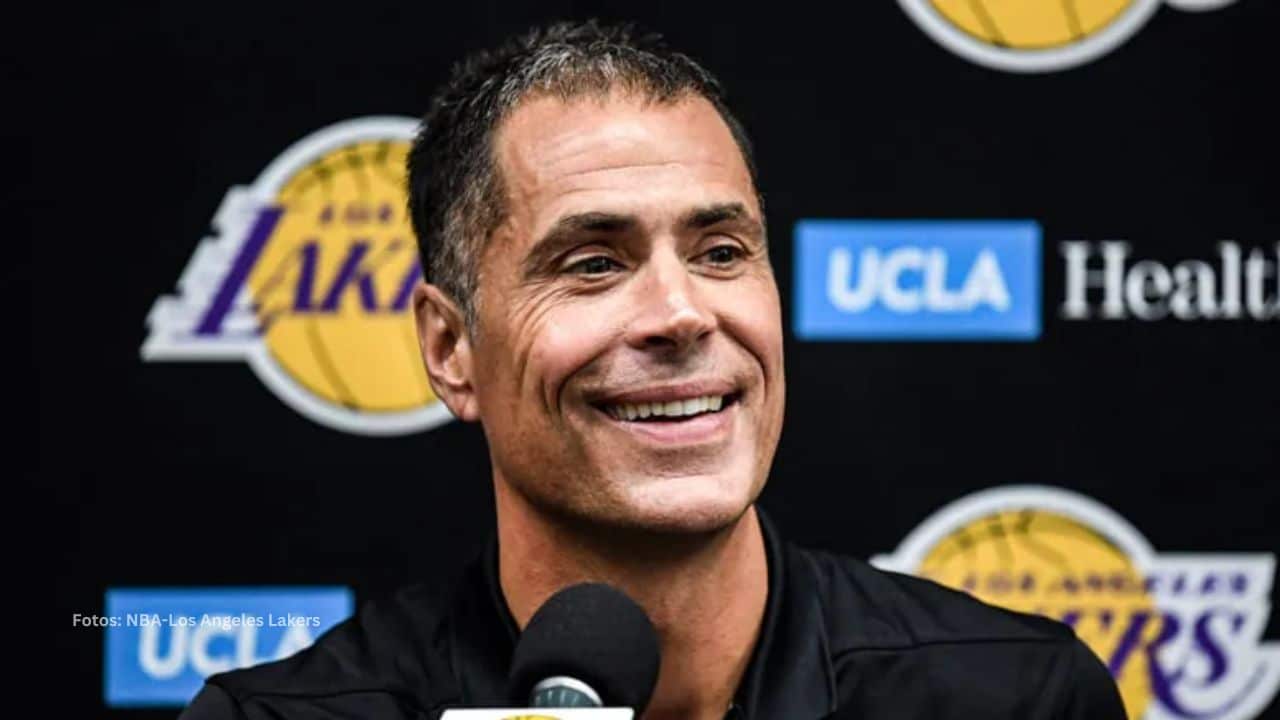 Rob Pelinka en rueda de prensa con Lakers