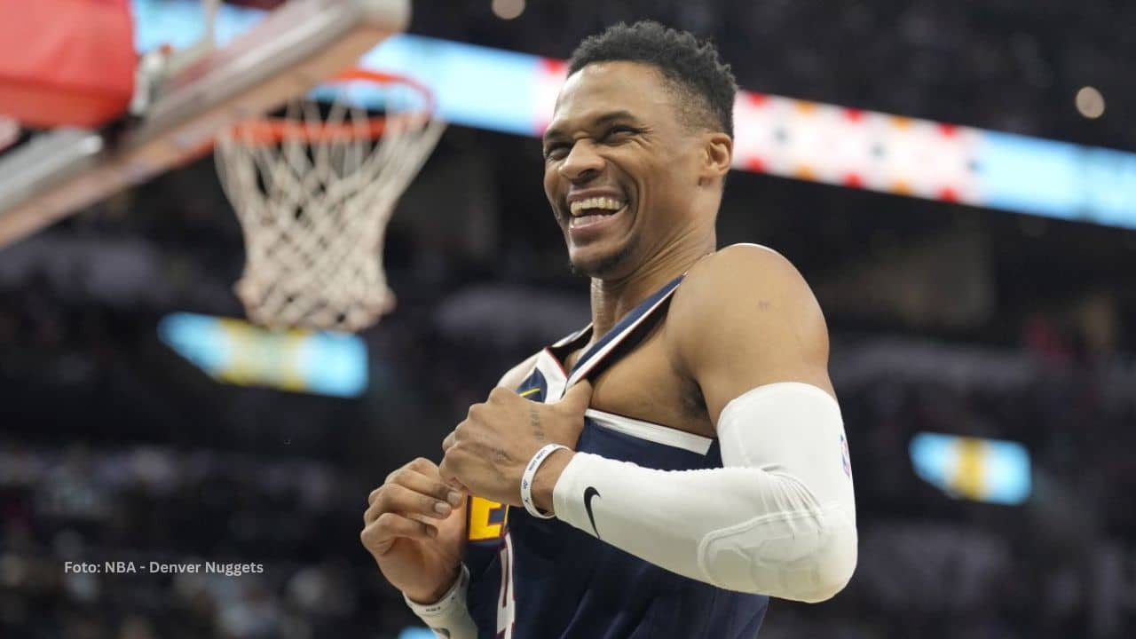 Russell Wastbrook se colocó a 77 asistencias de las 1.000 dentro de los playoffs de la NBA.
