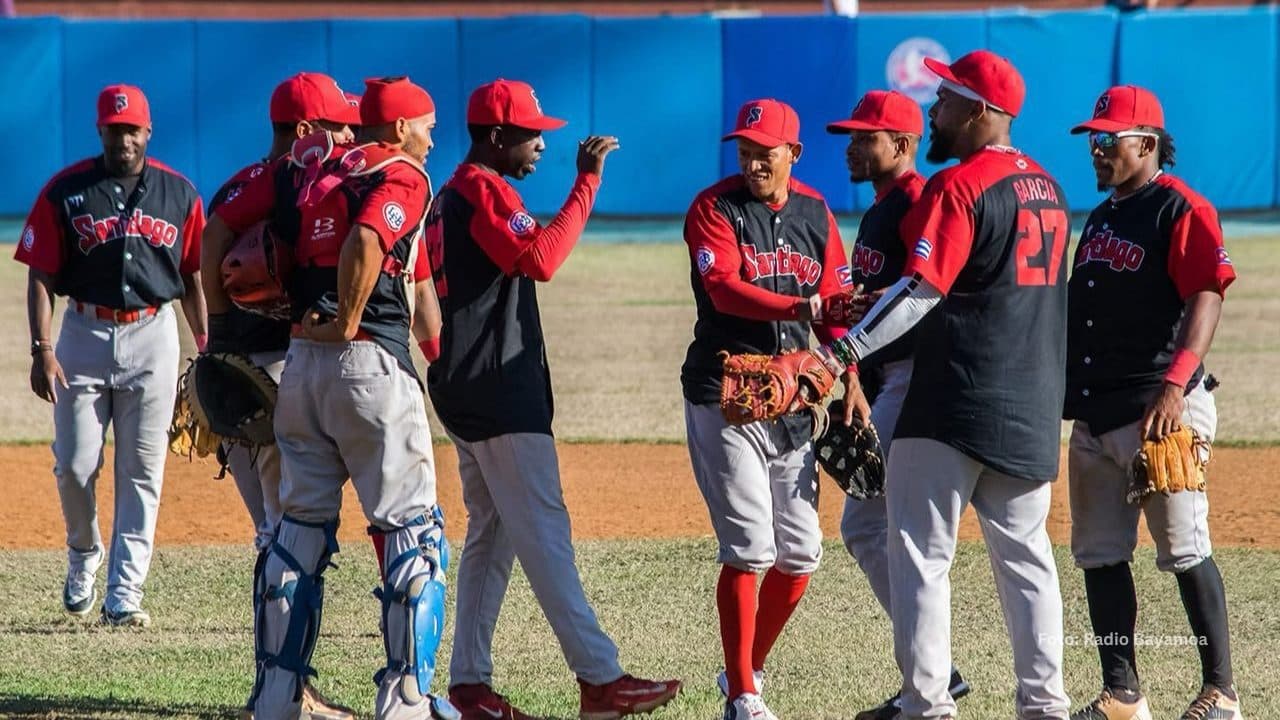 Jugadores de Santiago de Cuba en el terreno