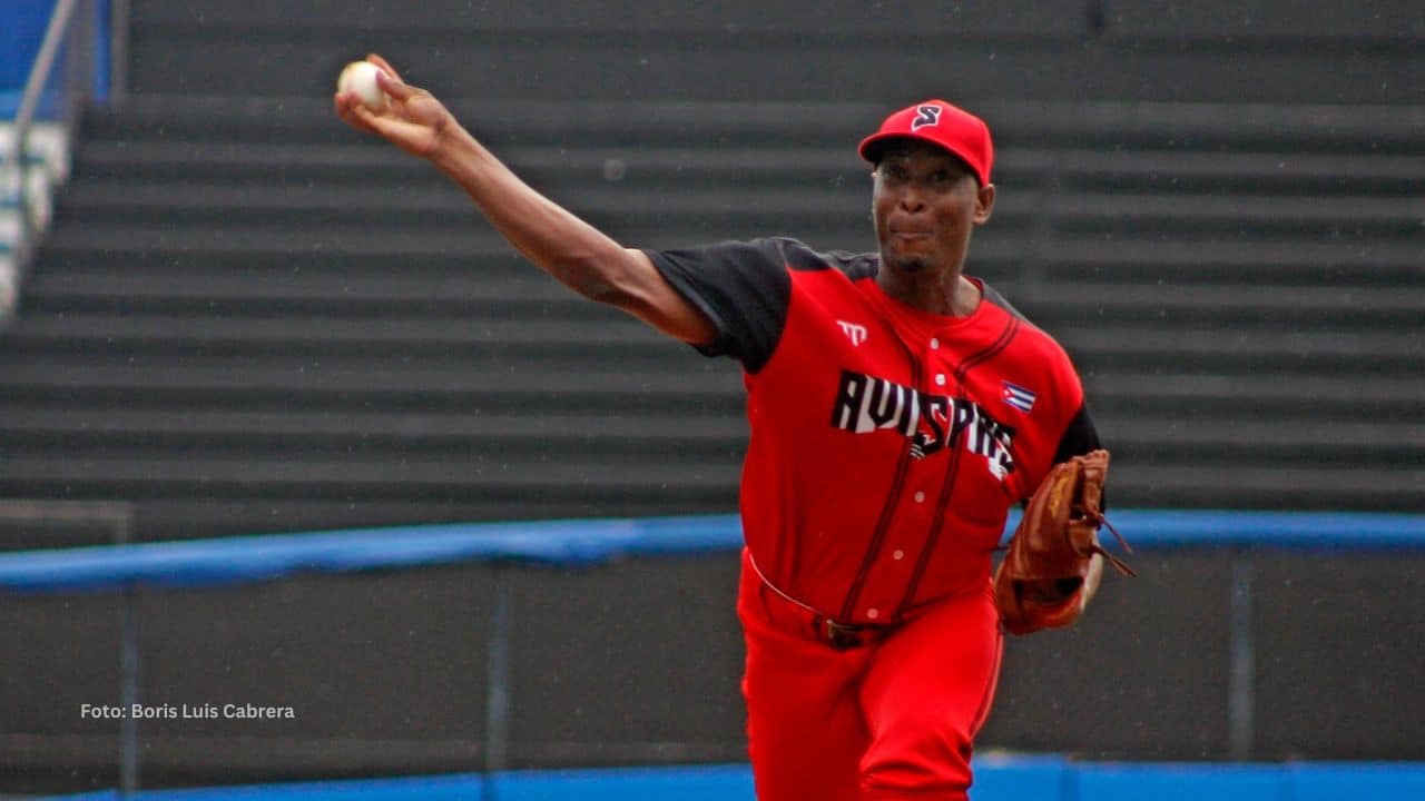 Yosvani Alarcón conectó su tercer jonrón de la Liga Élite del beisbol cubano en la victoria de Las Tunas.
