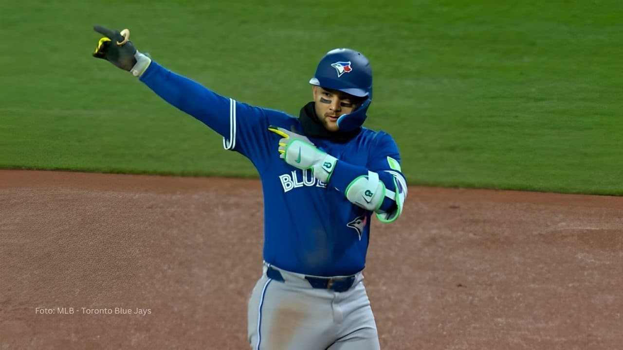 Bo Bichette celebra batazo productor con Toronto Blue Jays