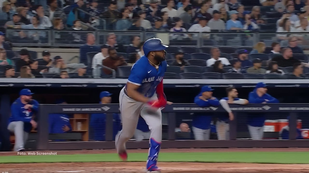 Vladimir Guerrero Jr recorriendo las bases tras batazo con Toronto Blue Jays