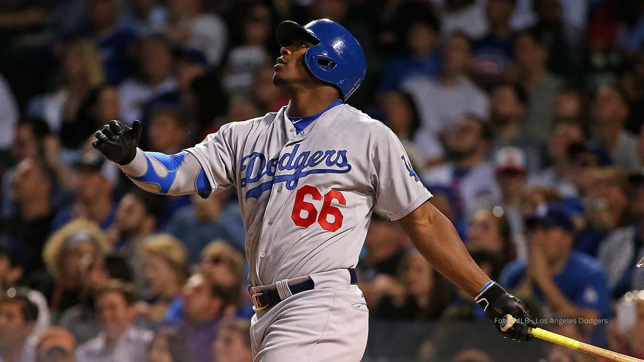 Yasiel Puig con uniforme de Los Angeles Dodgers