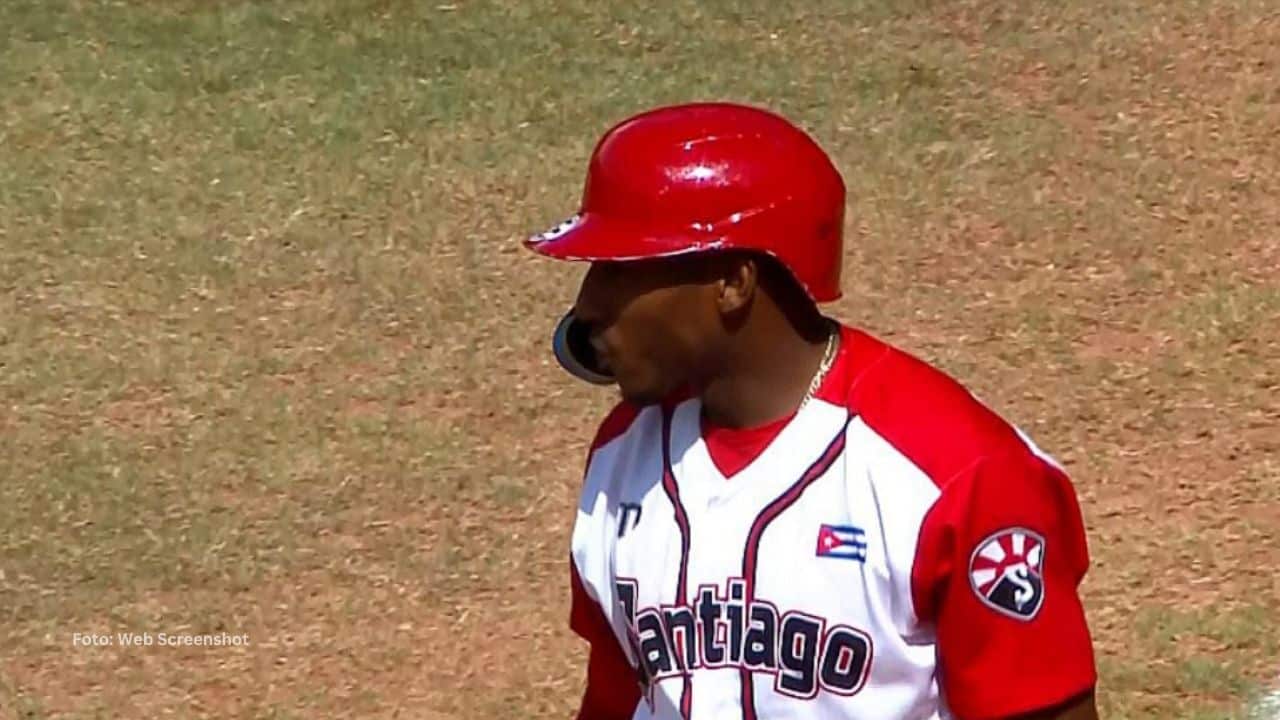 Yoelkis Guibert con Avispas de Santiago beisbol cubano