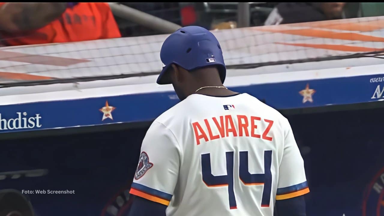 Yordan Alvarez entrando al doguout de Houston Astros con molestias