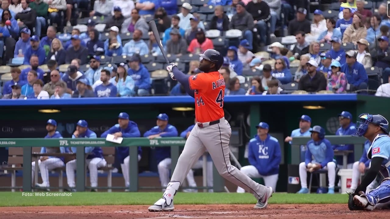 Yordan Alvarez bateando ante Kansas City Royals