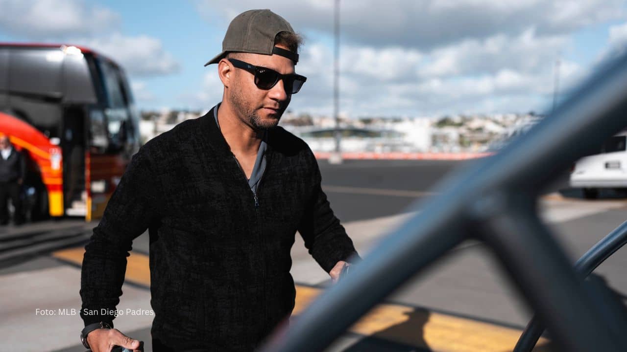 Yuli Gurriel viajando con San Diego Padres en 2025
