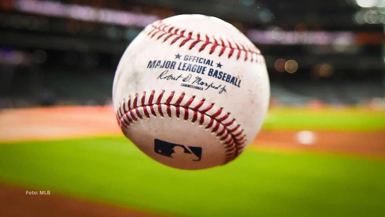 En plena era de la velocidad de pitcheo y de contratos de 500 y 700 millones, la MLB sigue conviviendo con una práctica que parece sacada de una liga amateur.