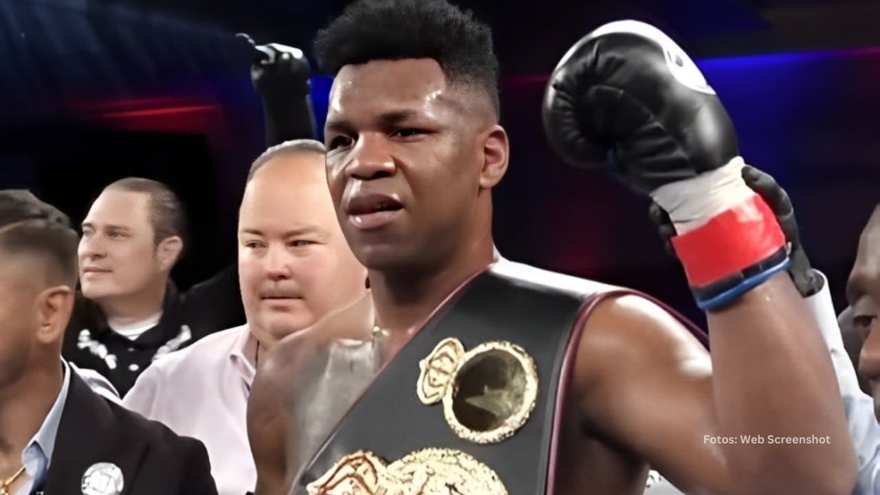 Cubano Lenier Pero alzando la mano tras ganar un duelo de boxeo