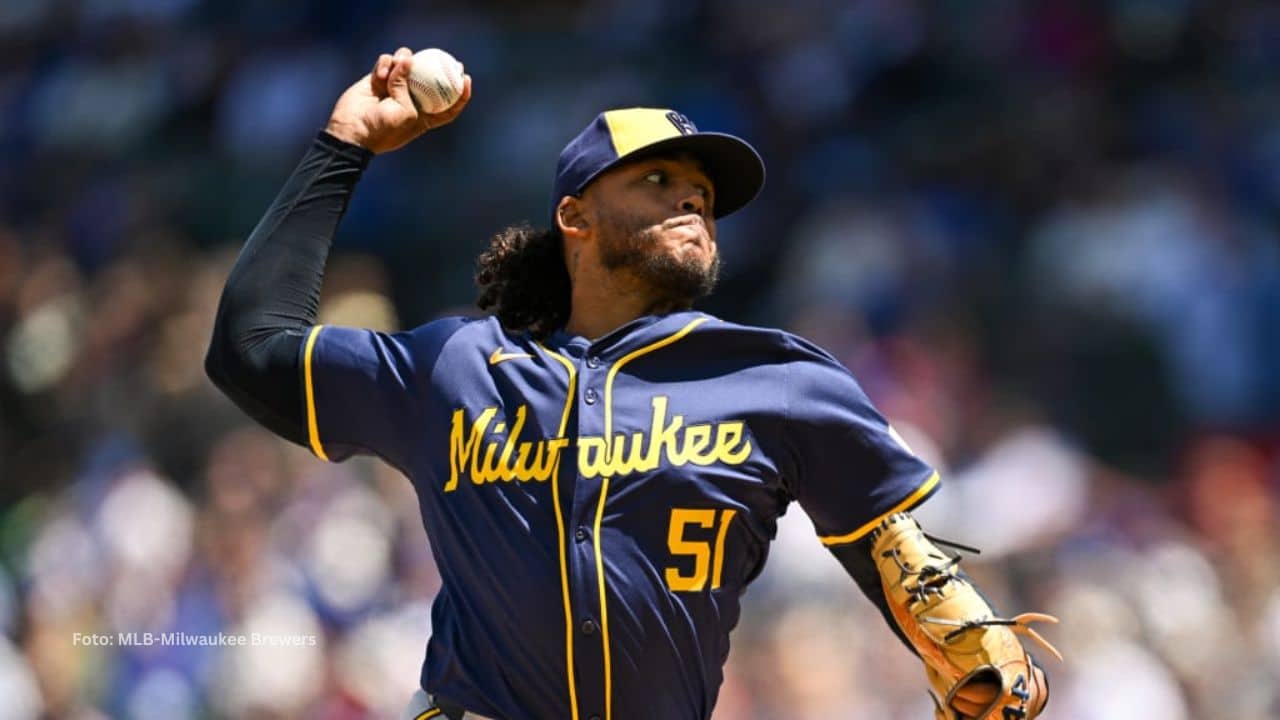 Freddy Peralta podría llegar a New York Yankees