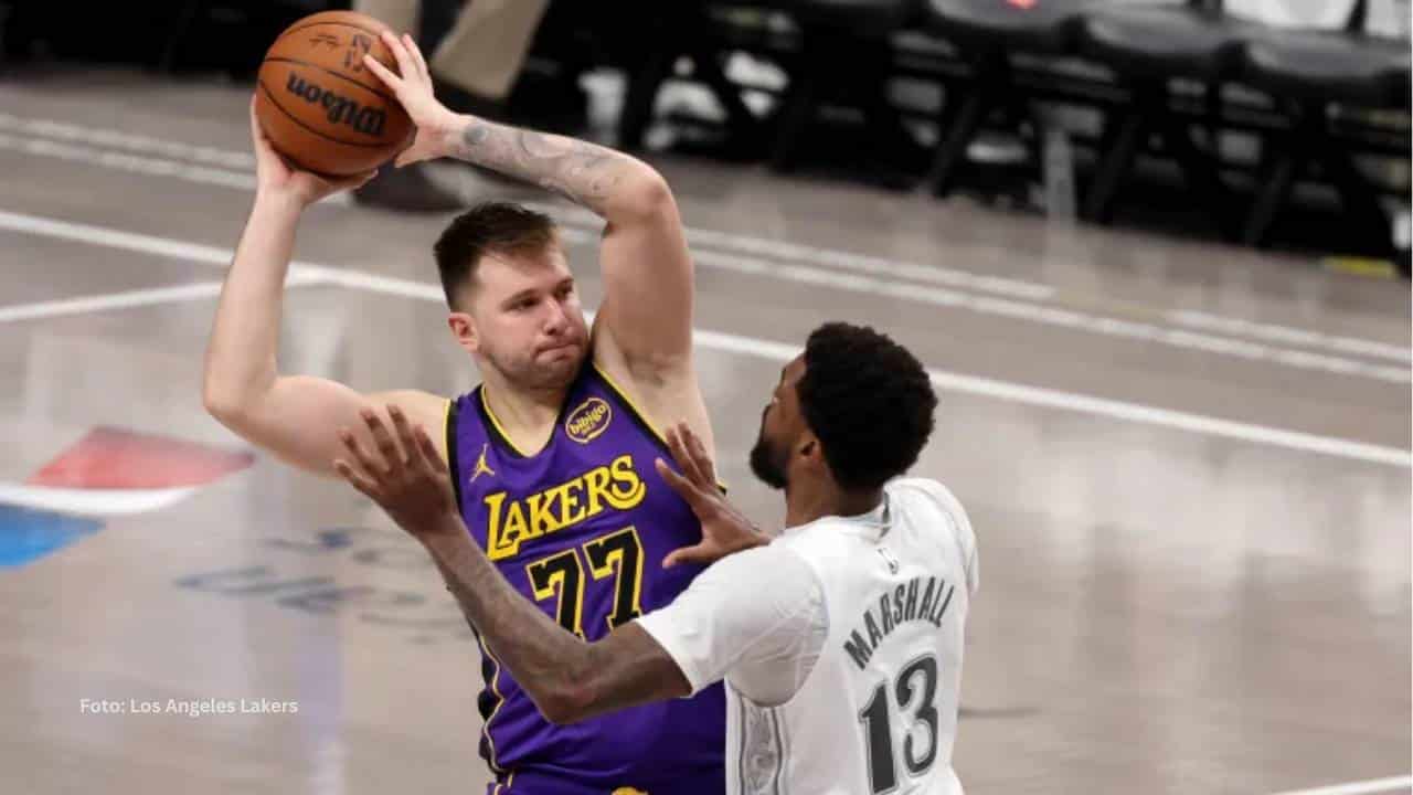 Luka Doncic con Los Angeles Lakers.