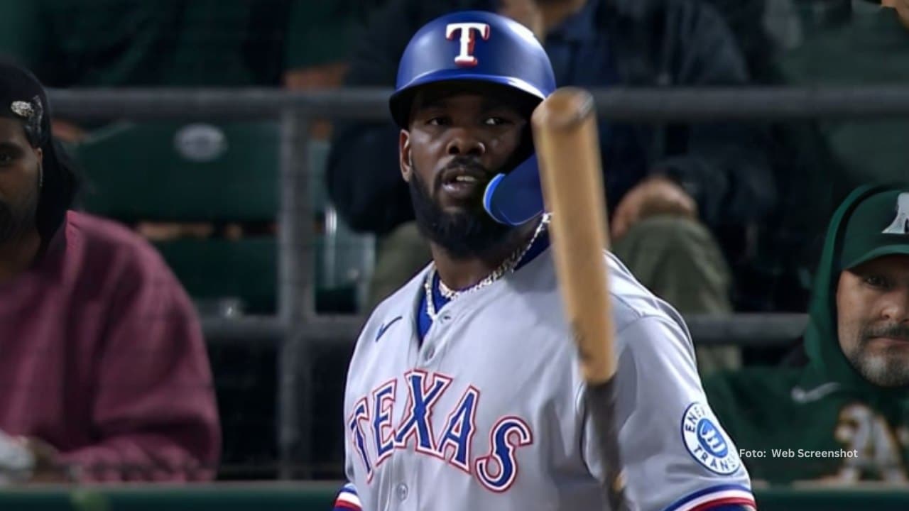 Adolis Garcia tomando un turno con Texas Rangers