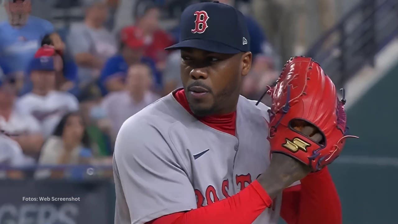 Aroldis Chapman lanzando con Boston Red Sox