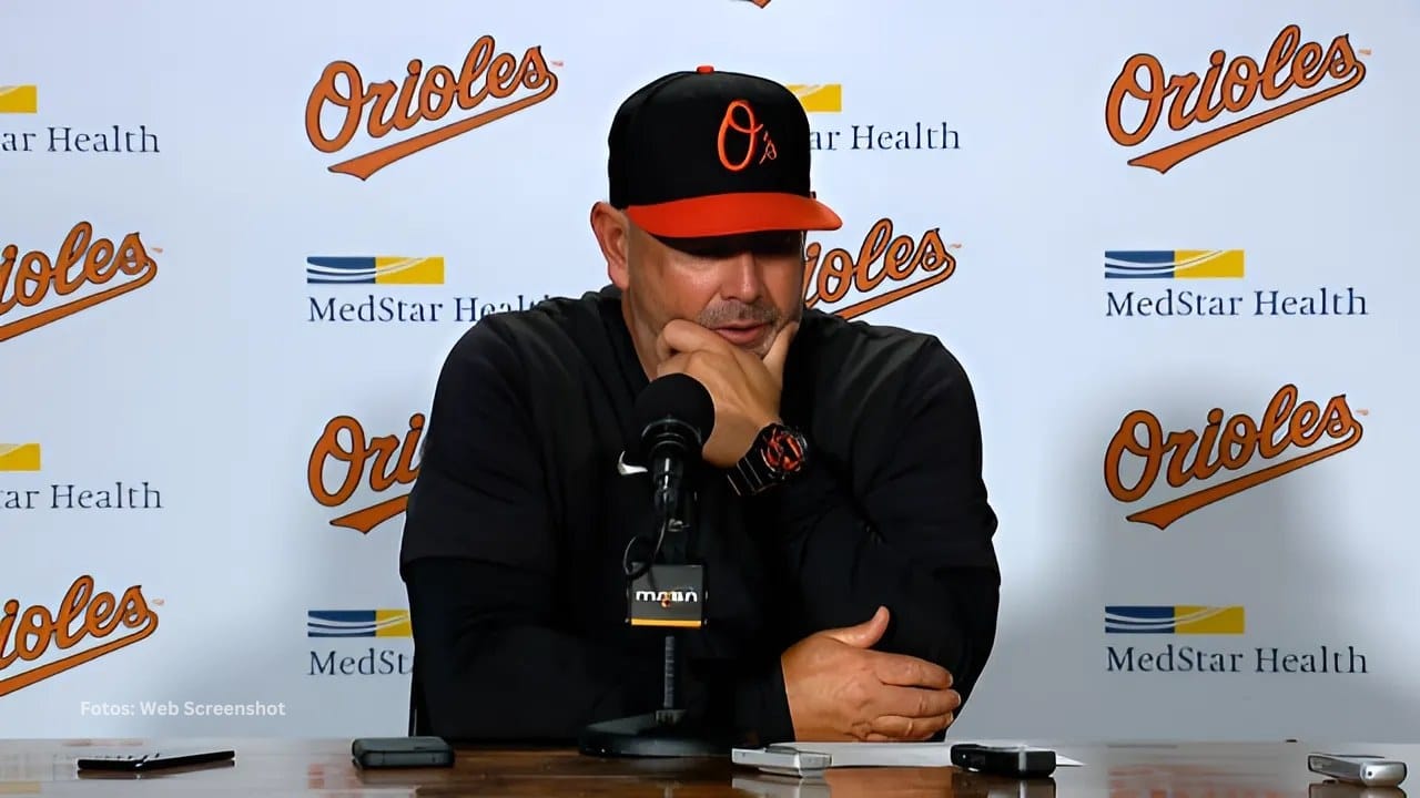 Brandon Hyde en una rueda de prensa con Baltimore Orioles