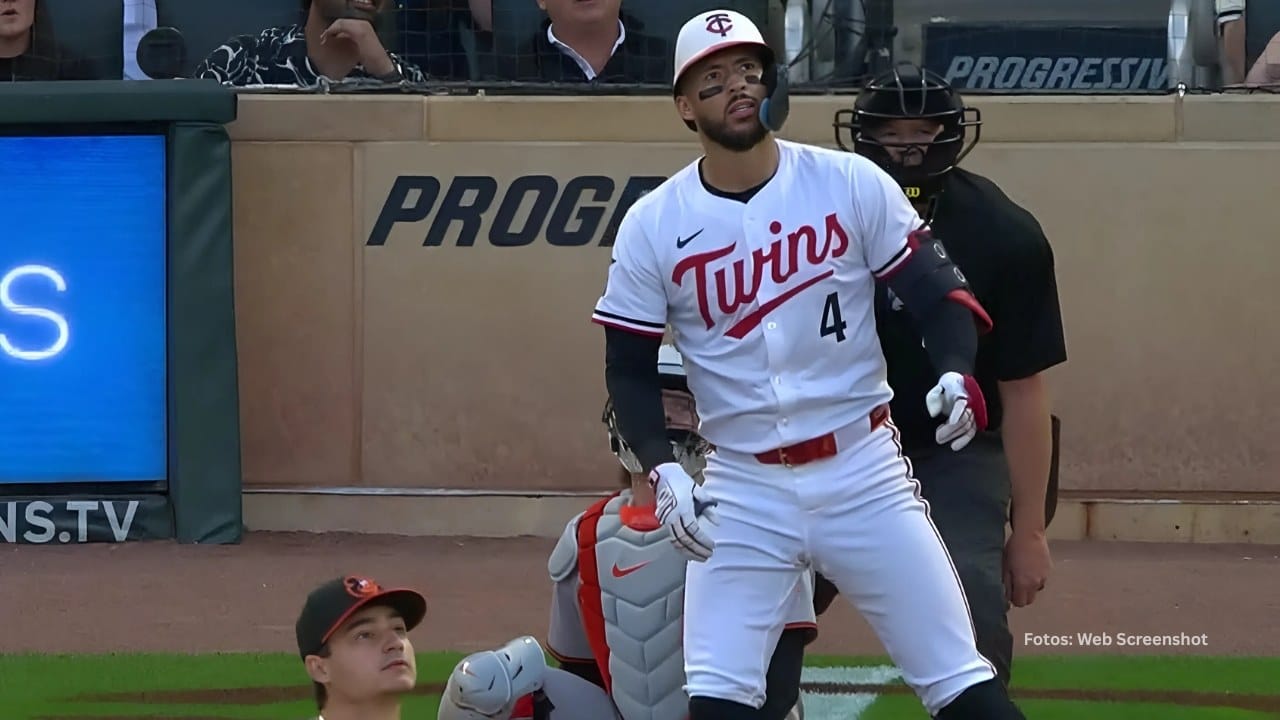 Carlos Correas observando su cuadrangular con Minnesota Twins