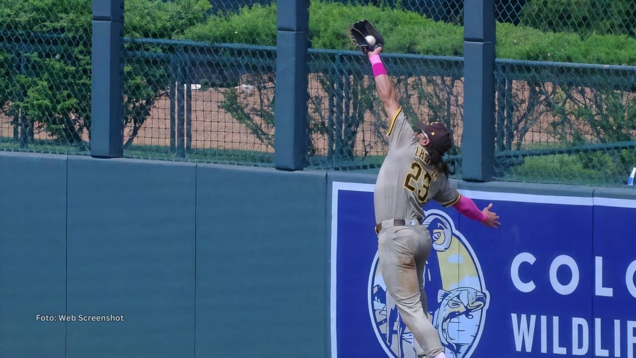 Fernando Tatis Jr. realiza una gran atrapada en el jardín derecho