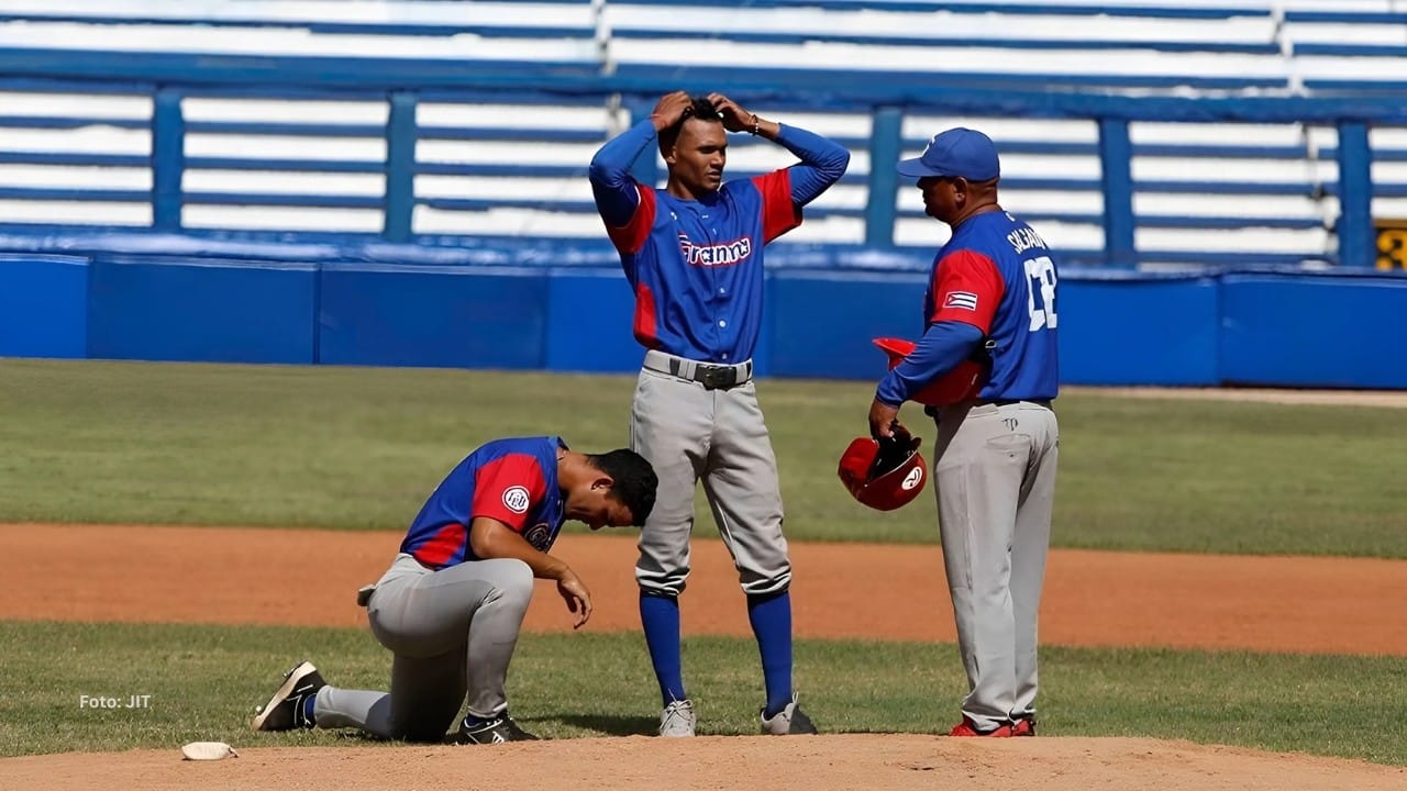 Personal del conjunto de Granma en la lomita. Beisbol Cubano